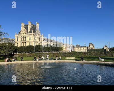 Persone sedute nel Parco delle Tuileries vicino al Louvre, Parigi, Francia, Europa Foto Stock