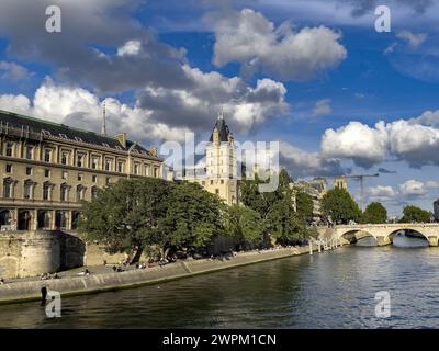 Riva della Senna, Ile de la Cité e Palais de Justice, Parigi, Francia, Europa Foto Stock