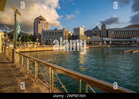 Vista sul lungomare di Caudan a Port Louis, Port Louis, Mauritius, Oceano Indiano, Africa Foto Stock