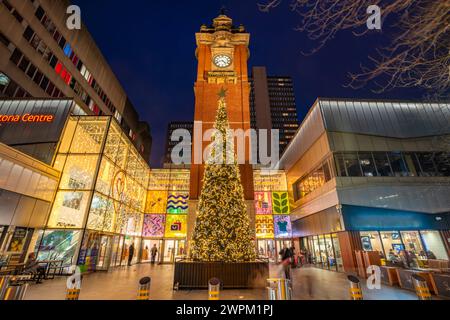 Vista della Torre dell'orologio della stazione Victoria e dell'albero di Natale al crepuscolo, Nottingham, Nottinghamshire, Inghilterra, Regno Unito, Europa Foto Stock