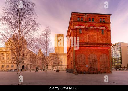 Veduta di Mann Island Buildings, Liverpool City Centre, Liverpool, Merseyside, Inghilterra, Regno Unito, Europa Foto Stock