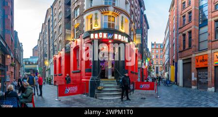 Vista dei bar e della vita notturna, Liverpool City Centre, Liverpool, Merseyside, Inghilterra, Regno Unito, Europa Foto Stock