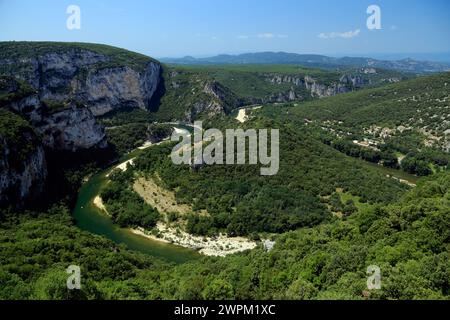 Vista delle gole dell'Ardeche dal belvedere Serre de Tourre. Strada tra Saint-Remeze e Pont d'Arc. Ardeche, Francia Foto Stock