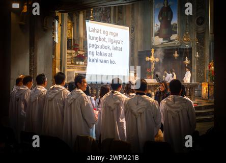 Un coro filippino canta in Tagalog in una messa cattolica nella chiesa di San Stefano maggiore, Milano, Italia. La chiesa è utilizzata dalla comunità filippina nel Foto Stock