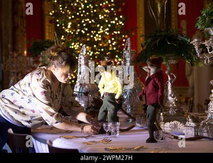 06/11/15 la donnola prende il controllo della sala da pranzo nella 'Toad Hall'. Ispirata al vento nei salici, l'attrazione natalizia di quest'anno "Christmas at" Foto Stock