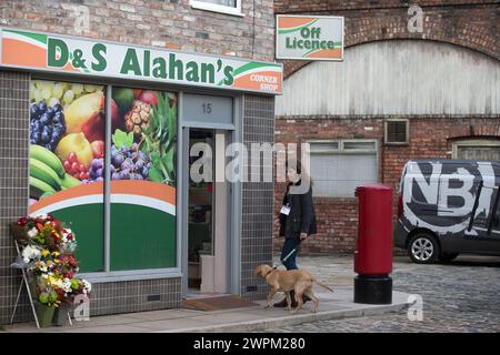 10/11/15 ***FOTO GRATUITA PER USO EDITORIALE*** Emma Hunnisett (Puppy Walker), con Clover fuori dal negozio d'angolo. ITV, cucciolo di Guide Dog di stamattina Foto Stock