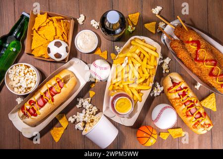 Piatti tradizionali dello stadio e birra di sottofondo, set di vari tipi di baseball, pallacanestro, tifosi di football e spuntini dello stadio, patatine, salse, hot dog, wi-fi Foto Stock