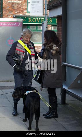 10/11/15 ***FOTO GRATUITA PER USO EDITORIALE*** ITV This Morning's Guide Dog cucciolo, Clover, esplora il set e incontra alcuni del cast di Coronation St Foto Stock