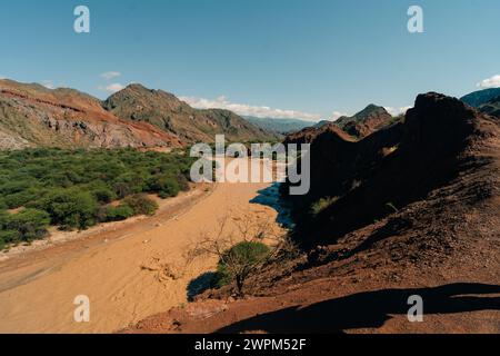 Vista del punto di riferimento di Quebrada de las Conchas a Salta, nel nord dell'Argentina. Foto di alta qualità Foto Stock