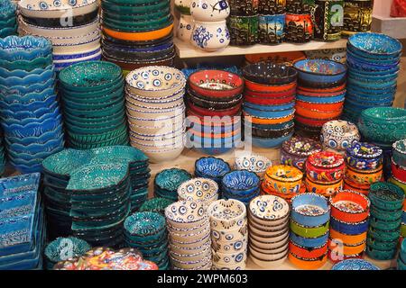 Pile di ciotole colorate nel Grand Bazaar di Istanbul, Turchia Foto Stock