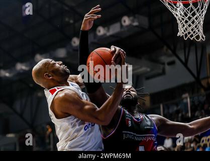 Cebu, Filippine. 8 marzo 2024. Leon Williams (L) di Seoul SK Knights vies con Robert Carter Jr. Di Anyang Jung Kwan Jang Red Boosters durante la East Asia Super League (EASL) Final Four 2024 semifinale tra Seoul SK Knights e Anyang Jung Kwan Jang Red Boosters nella provincia di Cebu, Filippine, 8 marzo 2024. Crediti: Rouelle Umali/Xinhua/Alamy Live News Foto Stock