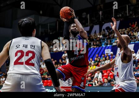 Cebu, Filippine. 8 marzo 2024. Robert Carter Jr. (C) di Anyang Jung Kwan Jang Red Boosters spara durante la semifinale della East Asia Super League (EASL) Final Four 2024 tra Seoul SK Knights e Anyang Jung Kwan Jang Red Boosters nella provincia di Cebu, nelle Filippine, 8 marzo 2024. Crediti: Rouelle Umali/Xinhua/Alamy Live News Foto Stock