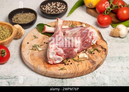 Il gambo di Lamb. Prodotti da macelleria. Bistecca di agnello con ossa su fondo in pietra Foto Stock