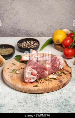 Il gambo di Lamb. Prodotti da macelleria. Bistecca di agnello con ossa su fondo in pietra Foto Stock