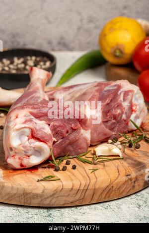 Il gambo di Lamb. Prodotti da macelleria. Bistecca di agnello con ossa su fondo in pietra Foto Stock