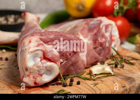 Il gambo di Lamb. Prodotti da macelleria. Bistecca di agnello con ossa su fondo in pietra Foto Stock
