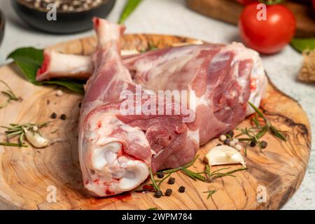 Il gambo di Lamb. Prodotti da macelleria. Bistecca di agnello con ossa su fondo in pietra Foto Stock