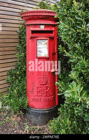 Tradizionale Red Post Box su South Road Hythe Kent Foto Stock