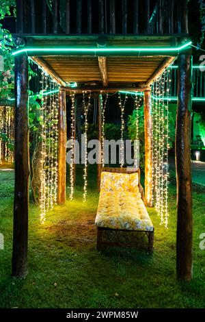 Illuminazione decorativa notturna nel giardino della casa in Brasile Foto Stock