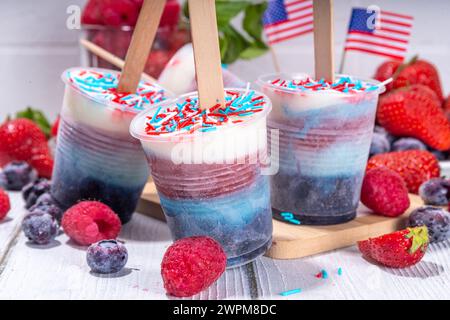 Ghiaccioli rossi, bianchi e blu. Patriottico USA lollypops gelato per la festa del 4 luglio o barbecue pic-nic, gustosi popsicles con sapori di frutti di bosco Foto Stock