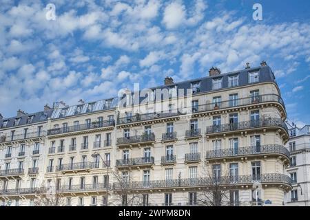 Parigi, splendidi edifici, Boulevard Voltaire nell'11e arrondissement della capitale francese Foto Stock