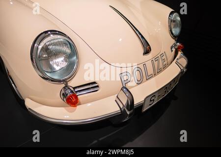 Auto della polizia bianca d'epoca Porsche 356 Cabriolet, auto sportiva di lusso retro azienda austriaca Porsche, auto Oldtimer, stile retrò, , mostra Museo Porsc Foto Stock