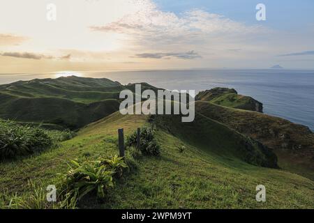 Batan, Filippine. 8 marzo 2024: Basco Vayang Rolling Hills & Cliffs, difesa naturale nelle isole più settentrionali del paese, la più vicina è a 142 km dal punto più meridionale di Taiwan. PH Navy aumenta la presenza delle truppe in isole strategicamente posizionate con 119 nuovi riservisti + 76 reclute in addestramento, uno spiacevole dispiegamento per Pechino accusando Manila di giocare con il fuoco. Nel 2023, Pres Marcos autorizzò l'accesso americano ad altre 4 basi militari Filippine (EDCA), 3 delle quali affrontavano Taiwan. I militari DI PH & US condurranno 2024 esercitazioni navali Balikatan a Batanes.credito: Kevin Izorce/Alamy Live News Foto Stock