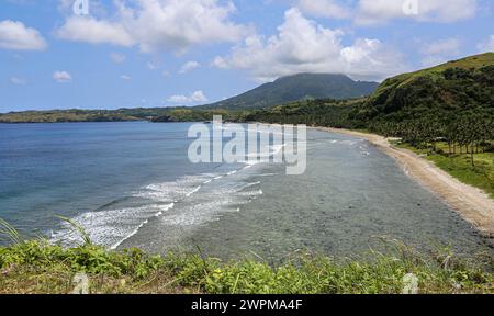 Batan, Filippine. 8 marzo 2024: Spiaggia Chanarian e vulcano Mount Iraya a Batanes, le isole più settentrionali del paese, la più vicina è a 142 km dal punto più meridionale di Taiwan. PH Navy aumenta la presenza delle truppe in isole strategicamente posizionate con 119 nuovi riservisti + 76 reclute in addestramento, uno spiacevole dispiegamento per Pechino accusando Manila di giocare con il fuoco. Nel 2023, Pres Marcos autorizzò l'accesso americano ad altre 4 basi militari Filippine (EDCA), 3 delle quali affrontavano Taiwan. I militari DI PH & US condurranno 2024 esercitazioni navali Balikatan a Batanes.credito: Kevin Izorce/Alamy Live News Foto Stock