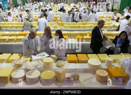 26/06/16 ci vogliono più di 250 giudici per farsi strada attraverso i 5.000 formaggi presentati all'annuale International Cheese Awards, essendo Foto Stock