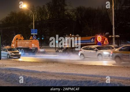 Bielorussia, Minsk - 19 gennaio 2024: Lavori stradali di notte da vicino Foto Stock