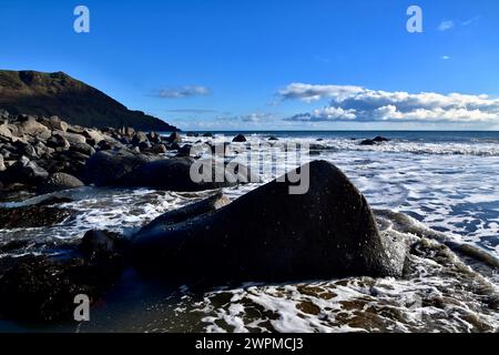 Rocce sulla spiaggia di Porth Ysgo. Foto Stock