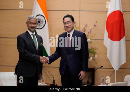Tokyo, Giappone. 8 marzo 2024. Il ministro degli Esteri indiano Subrahmanyam Jaishankar, a sinistra, posa per una foto con il primo ministro giapponese Fumio Kishida mentre fa una visita di cortesia a Kishida nell'ufficio del primo ministro a Tokyo, venerdì 8 marzo 2024. (Credit Image: © POOL via ZUMA Press Wire) SOLO USO EDITORIALE! Non per USO commerciale! Foto Stock