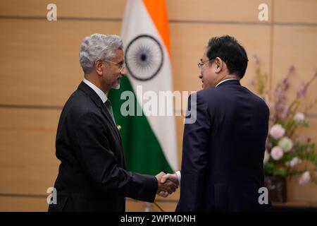Tokyo, Giappone. 8 marzo 2024. Il ministro degli Esteri indiano Subrahmanyam Jaishankar, a sinistra, stringe la mano al primo ministro giapponese Fumio Kishida mentre fa una visita di cortesia a Kishida nell'ufficio del primo ministro a Tokyo, venerdì 8 marzo 2024. (Credit Image: © POOL via ZUMA Press Wire) SOLO USO EDITORIALE! Non per USO commerciale! Foto Stock