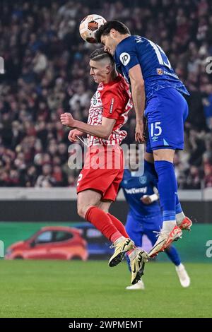 Friburgo Im Breisgau, Germania. 7 marzo 2024. Calcio: Europa League, SC Freiburg - West Ham United, round a eliminazione diretta, round di 16, andata, Europa-Park Stadium. Roland Sallai di Friburgo (l) in azione contro Konstantinos Mavropanos di West Ham (r). Crediti: Harry Langer/dpa/Alamy Live News Foto Stock