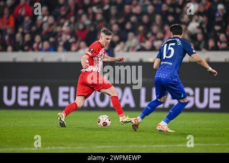 Friburgo Im Breisgau, Germania. 7 marzo 2024. Calcio: Europa League, SC Freiburg - West Ham United, round a eliminazione diretta, round di 16, andata, Europa-Park Stadium. Roland Sallai di Friburgo (l) in azione contro Konstantinos Mavropanos di West Ham (r). Crediti: Harry Langer/dpa/Alamy Live News Foto Stock