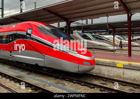 Madrid, Spagna. 7 marzo 2024. Un Frecciarossa 1000 (l, ETR 400) del marchio ferroviario Iryo e altri treni ad alta velocità Alvia della ferrovia spagnola Renfe sono parcheggiati alla stazione di Madrid Chamartin. Crediti: Jan Woitas/dpa/Alamy Live News Foto Stock