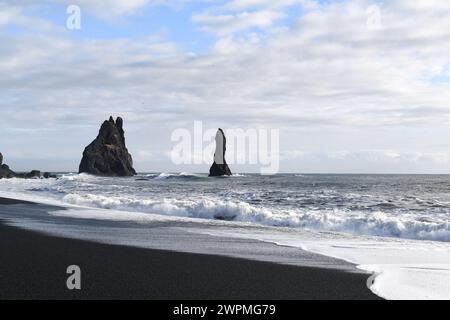 Vista delle impressionanti formazioni rocciose situate vicino alla spiaggia di Reynisfjara presso il villaggio costiero di Vík sulla costa meridionale dell'Islanda. Foto Stock