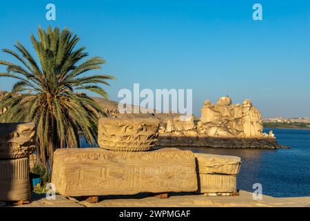 Pietre scolpite nel tempio di file ad Assuan, Egitto Foto Stock