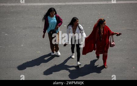 Kathmandu, Bagmati, Nepal. 8 marzo 2024. Le donne nepalesi attraversano una strada in occasione della giornata internazionale della donna a Kathmandu, Nepal, l'8 marzo 2024. (Credit Image: © Sunil Sharma/ZUMA Press Wire) SOLO PER USO EDITORIALE! Non per USO commerciale! Foto Stock