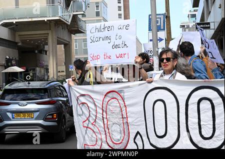 Tel Aviv, venerdì 8 marzo 2024. Tel Aviv, Israele. 8 marzo 2024. Gli israeliani tengono cartelli per una protesta che chiede la fine della guerra di Hamas-Israele fuori dalla filiale dell'ambasciata degli Stati Uniti a Tel Aviv, venerdì 8 marzo 2024. I manifestanti hanno chiesto a Israele di far cadere cibo e non bombe per i palestinesi a Gaza. Foto di Debbie Hill/ credito: UPI/Alamy Live News Foto Stock