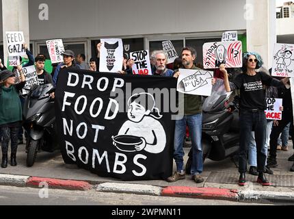 Tel Aviv, venerdì 8 marzo 2024. Tel Aviv, Israele. 8 marzo 2024. Gli israeliani tengono cartelli per una protesta che chiede la fine della guerra di Hamas-Israele fuori dalla filiale dell'ambasciata degli Stati Uniti a Tel Aviv, venerdì 8 marzo 2024. I manifestanti hanno chiesto a Israele di far cadere cibo e non bombe per i palestinesi a Gaza. Foto di Debbie Hill/ credito: UPI/Alamy Live News Foto Stock