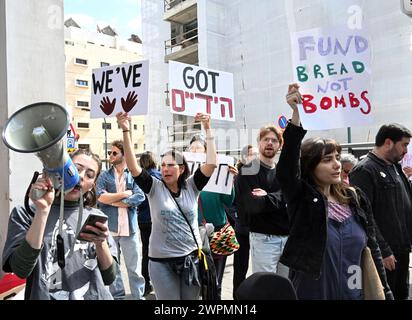 Tel Aviv, venerdì 8 marzo 2024. Tel Aviv, Israele. 8 marzo 2024. Gli israeliani tengono cartelli per una protesta che chiede la fine della guerra di Hamas-Israele fuori dalla filiale dell'ambasciata degli Stati Uniti a Tel Aviv, venerdì 8 marzo 2024. I manifestanti hanno chiesto a Israele di far cadere cibo e non bombe per i palestinesi a Gaza. Foto di Debbie Hill/ credito: UPI/Alamy Live News Foto Stock