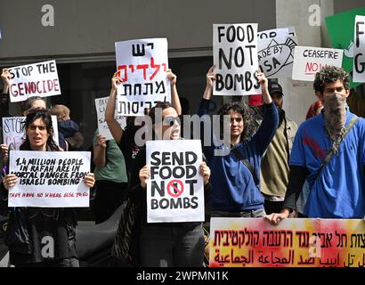 Tel Aviv, venerdì 8 marzo 2024. Tel Aviv, Israele. 8 marzo 2024. Gli israeliani tengono cartelli per una protesta che chiede la fine della guerra di Hamas-Israele fuori dalla filiale dell'ambasciata degli Stati Uniti a Tel Aviv, venerdì 8 marzo 2024. I manifestanti hanno chiesto a Israele di far cadere cibo e non bombe per i palestinesi a Gaza. Foto di Debbie Hill/ credito: UPI/Alamy Live News Foto Stock