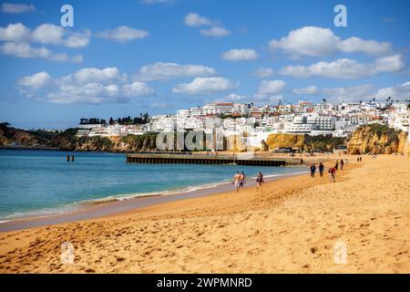 Spiagge dell'Algarve ad Albufeira in Portogallo, da Praia Inatel poi Praia Pescadores (Spiaggia dei pescatori) e infine Praia Peneco, inverno 5 marzo 2024 Foto Stock