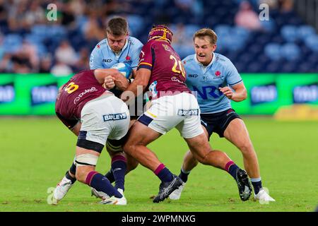 Sydney, Australia. 8 marzo 2024. Triston Reilly dei Waratahs è placcato durante il Super Rugby Pacific 2024 Rd3 match tra Waratahs e Highlanders all'Allianz Stadium l'8 marzo 2024 a Sydney, Australia Credit: IOIO IMAGES/Alamy Live News Foto Stock