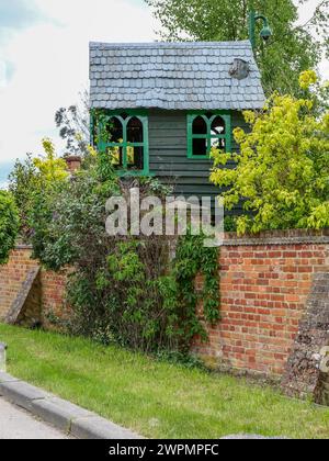 Fabbricato dall'uomo o acquistato al dettaglio, elaborata casa sull'albero nell'area urbana di Rayleigh Foto Stock