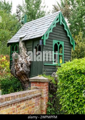 Fabbricato dall'uomo o acquistato al dettaglio, elaborata casa sull'albero nell'area urbana di Rayleigh Foto Stock