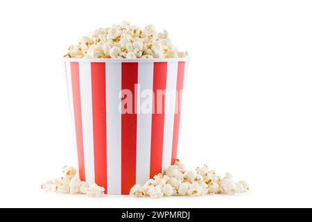 Popcorn in contenitore a strisce rosse e bianche, isolato su sfondo bianco. Foto Stock