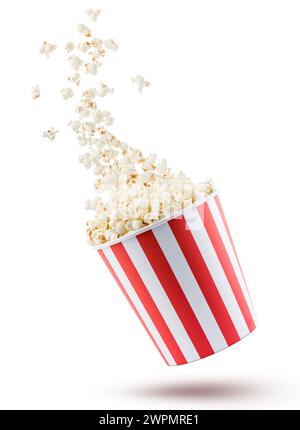 Popcorn che volano da un contenitore a strisce rosse e bianche, isolato su sfondo bianco. Foto Stock