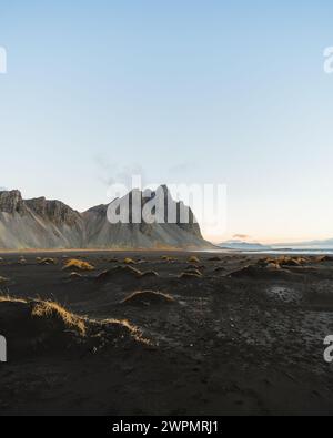 Costa islandese mozzafiato con sabbia nera e montagne Foto Stock